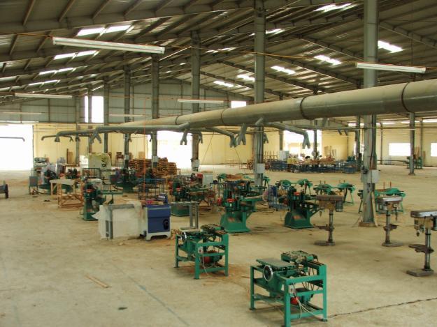 Nhân viên khảo sát thiết bị công nghiệp cũ và máy móc nhà xưởng tại Hà Nội